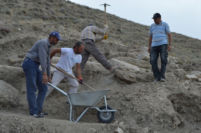 Apameia Antik Kenti tiyatrosu gün yüzüne çıkarılıyor